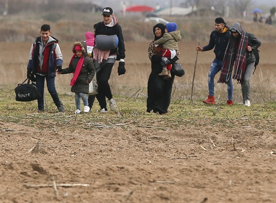 Migranti snaící se pekroit turecko-eckou hranici (5. bezna 2020)