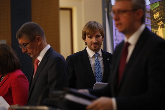 Premiér Andrej Babi, ministr zdravotnictví Adam Vojtch a ministr prmyslu a...