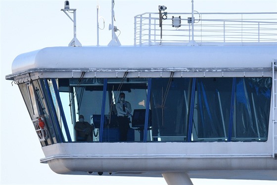 lenové posádky výletní lodi Diamond Princess v kormideln plavidla. (27. února...