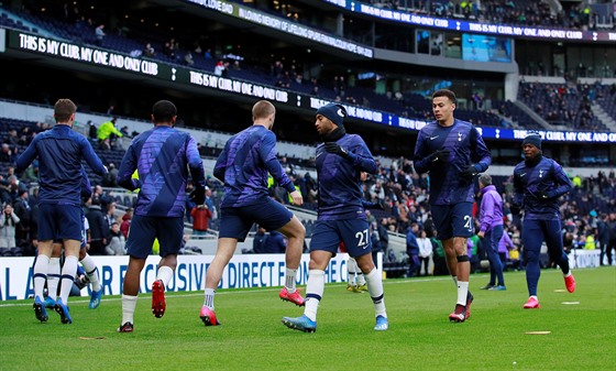Fotbalisté Tottenhamu se rozcviují ped domácím stetnutím s Wolverhamptonem.