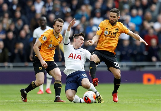 Giovani Lo Celso (Tottenham) padá po souboji s dvojicí hrá Wolverhamptonu.