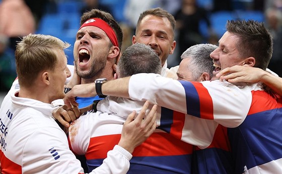 Čeští tenisté se radují z výhry nad Slovenskem a postupu na finálový turnaj...