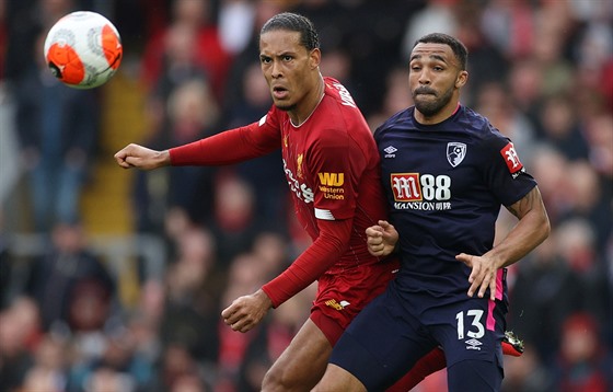 Liverpoolský Virgil van Dijk (vlevo) a Callum Wilson z Bournemouthu