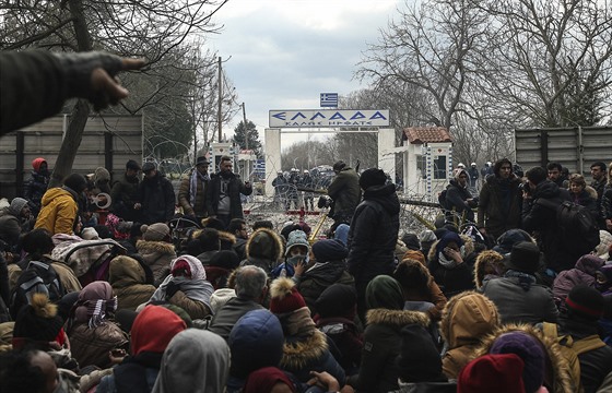 Migranti na hraniním pechodu mezi eckem a Tureckem. Tisíce migrant se...