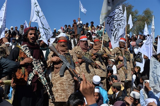 Bojovníci Tálibánu oslavují mírovou dohodu, kterou v sobotu s islamistickým...