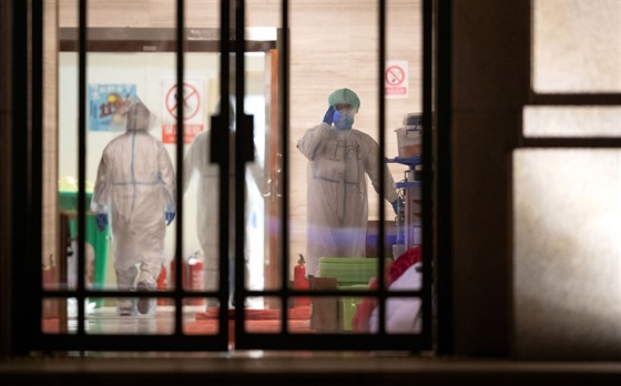 Zdravotníci v ochranných oděvech uzavírají dočasnou nemocnici v čínském...