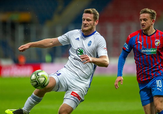 Mladoboleslavského Antonína K�apku stíhá v pohárovém �tvrtfinále Jan Kopic z...