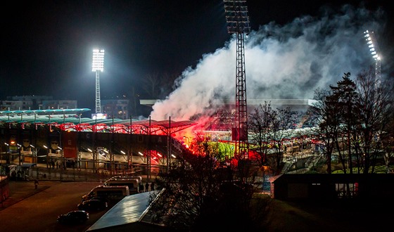 Zápas Dynamo - Baník probhl celkem v klidu a na jednu pyrotechnickou vloku...