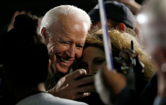 Joe Biden slaví další vítězství v primárkách.