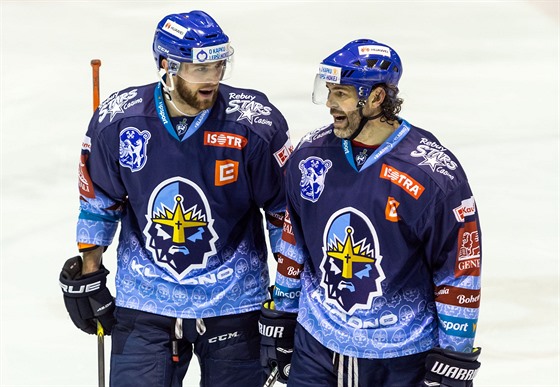 Jaromír Jágr (vpravo) a Brady Austin během hokejového zápasu (14. února 2020)