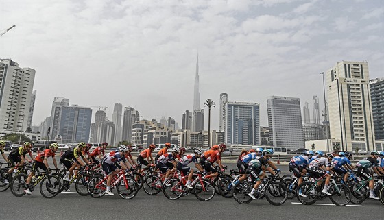 Momentka z cyklistického závodu Kolem Spojených arabských emirát.
