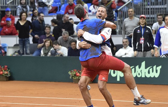 Jiří Veselý a Lukáš Rosol slaví české vítězství v kvalifikaci Davis Cupu.