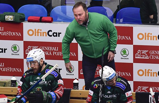 Trenér Karlových Var Martin Peout udává pokyny v pedkole play off.