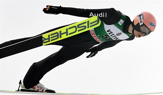 Nmecký skokan na lyích Karl Geiger ovládl závod Svtového poháru v Lahti.
