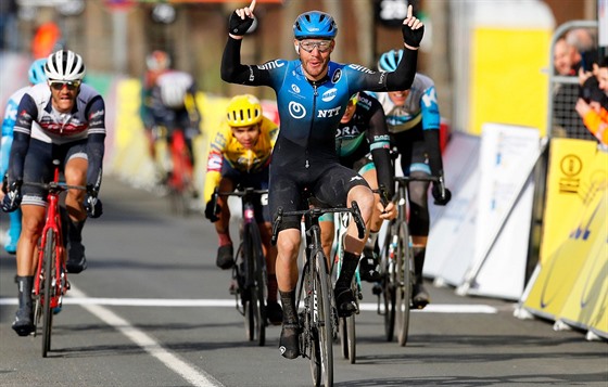 Italský cyklista  Giacomo Nizzolo projíždí vítězně cílem 2. etapy závodu Paříž...
