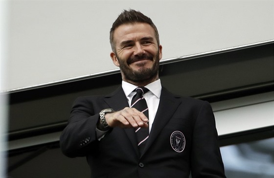 David Beckham v roli majitele klubu Inter Miami zdraví fotografy.