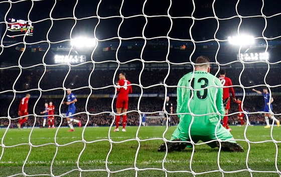 Liverpoolský branká Adrián inkasuje proti Chelsea.