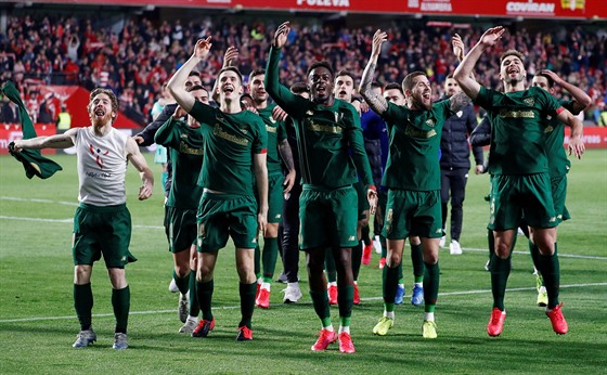 Fotbalisté Athletiku Bilbao se radují z postupu do finále panlského poháru.