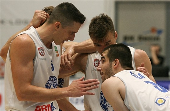 Díntí basketbalisté Tomá Pomikálek, imon Jeek i David ikla (zleva) dali...