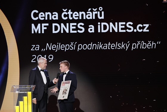 Václav Staněk (vpravo) s cenou čtenářů MF DNES a iDNES.cz za nejlepší...