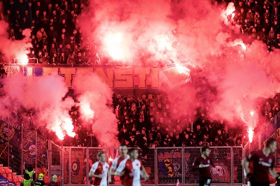Pohled do kotle sparťanských fanoušků během fotbalového derby se Slavií v Edenu.