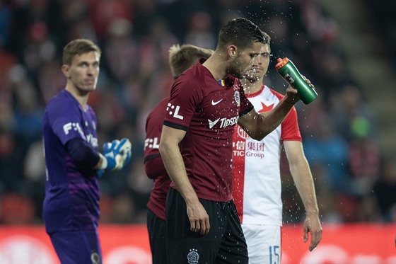 Sparanský stoper Dávid Hancko se oberstvuje bhem derby na hiti Slavie.