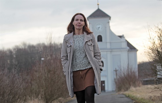 Autorka románu Šikmý kostel Karin Lednická před místem, které ji inspirovalo.