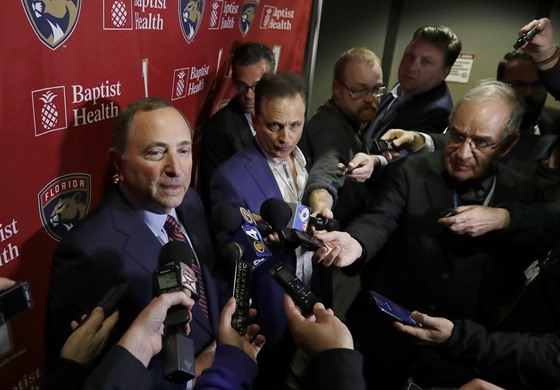 Komisionář NHL Gary Bettman odpovídá na otázky novinářů ohledně opatření proti...