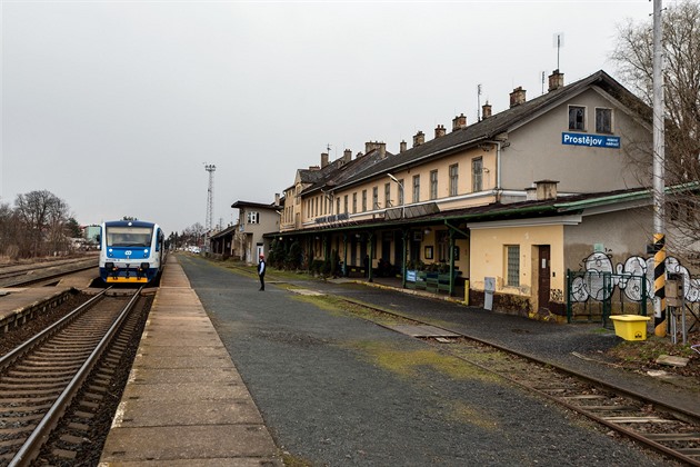 Na místním nádraí v Prostjov zbourali zchátralé  lokomotivní depo. (bezen...