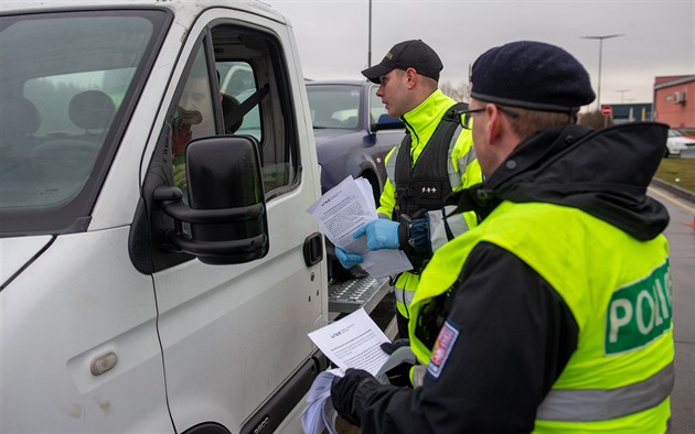 Policisté, hasii a celníci zastavovali na hraniním pechodu v Rozvadov...