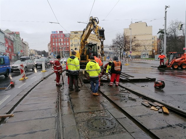 Od pátku 28. února zahájil dopravní podnik rekonstrukci propadající se tramvajové trat ve Vysoanech na úseku Poliklinika Vysoanská - Vysoanská úsek je dlouhý asi 500 metr pesto na Sokolovské ulici zpsobuje dopravní omezení, autobusy musejí o tomto 