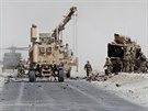 Následky sebevraedného útoku na vojenský konvoj NATO v provincii Kandahár (2....