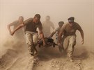 Amerití vojáci odnáejí zranného kamaráda v afghánské provincii Kandahár. (2....