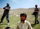 Afghántí policisté a zajatý bojovník Talibanu v provincii Zábul (22. bezna...