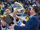 Kapitán libereckých hokejist Petr Jelínek pebírá po zápase od prezidenta...