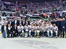 Hokejisté Liberce pózují s Prezidentským pohárem, který po zápase pevzali za...