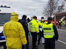 Policist�, hasi�i a celn�ci kontroluj� na 10 hrani�n�ch p�echodech cestuj�c�...