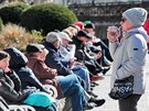 Turisté a lázetí pacienti na karlovarské Mlýnské kolonád