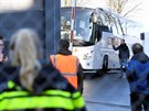 Autobus v nizozemském Groningenu se vrací z lyaského zájezdu z Itálie i se...