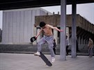 Mu na skateboardu s roukou ínském mst anghaj. (6. bezna 2020)