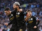 Phil Foden (vlevo) a Sergio Agüero se radují z gólu Manchesteru City do sít...