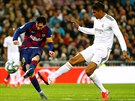 Hvzdný Lionel Messi z Barcelony stílí na branku bhem zápasu s Realem Madrid.
