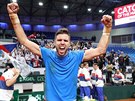 eský tenista Jií Veselý slaví svj druhý bod v daviscupovém utkání se...