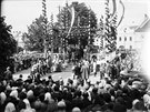 Pedstavitelé áru vítali Masaryka na speciální tribun ozdobené stoáry,...