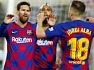 Fotbalisté Barcelony oslavují gól Lionela Messiho (vlevo).