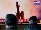 Jihokorejci sledují zprávy o vypálení dvou blíe neurených severokorejských...