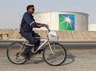 Pracovník saudské spolenosti Aramco na ropném poli Abqaiq