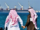 Ropný tanker v saúdskoarabském pístavu Ras al-Khair
