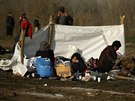Migranti u hraniního pechodu mezi eckem a Tureckem. Tisíce migrant se...