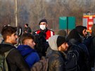 Turecký etník dohlíí na migranty, kteí putují k ecko-turecké hranici....